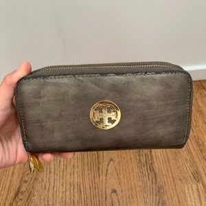 tory burch double zip wallet + clutch